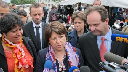 Martine Aubry, en visite le 23 mai 2012, sur le march&eacute; de Ch&acirc;tillon (Hauts-de-Seine) pour soutenir Jean-Marc Germain (D) et sa suppl&eacute;ante,&nbsp;Martine Gouriet (G), pour les l&eacute;gislatives. (ILAN CARO / FTVI)